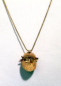 Hanger met het hoofd van de riviergod Achelous door Etruscan